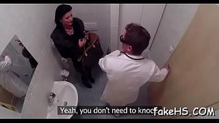 Секс в больнице с минетом для врача и поревом с длинноногой давалкой в кабинете