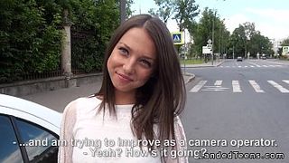 Мужик дал красивой тёлке пососать в машине и вдул ей у дороги в крепкую попу