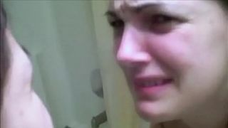 Ебет раком девушку в ванной